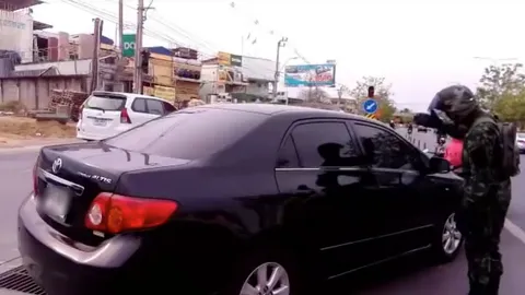 ทหารเตือนไม่ฟัง! รถเก๋งสีดำลักไก่ ฝ่าฝืนกฎจราจร (ชมคลิป)