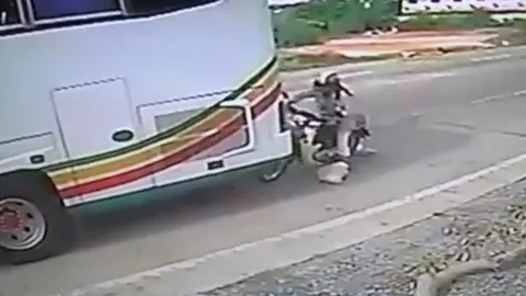 อย่าเหม่อ! สาวใหญ่ขี่ จยย.ไม่ทันมองทาง ชนตูมท้ายบัส 6 ล้อ