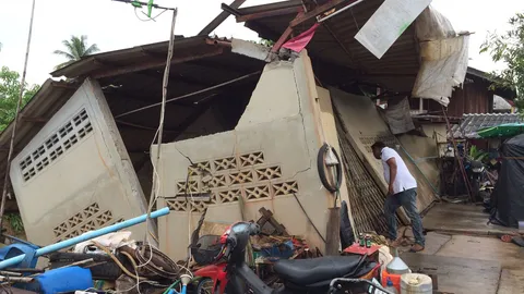 พายุใต้! น้ำท่วมถนน-เซาะบ้านพัง ลมซัดหูกวางหักทับบ้านอัยการกระบี่