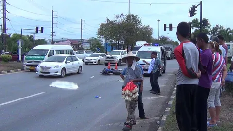 สิบล้อฝ่าไฟเหลือง! จยย.อยู่ฝั่งไฟเขียว ชนกระเด็นไปตายไกล 100 ม. 