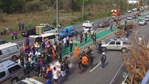 สิบล้อเพลาหลุด ชนแหลก 4 ศพ! รถกฟภ.-พฐ.เสียชีวิตขณะปฏิบัติหน้าที่ 