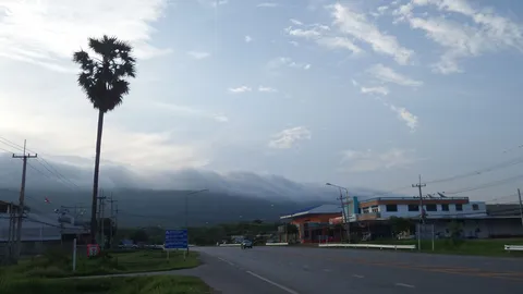 ลมเย็นปะทะความชื้น! ทำเกิด 'เมฆสึนามิ' แนวเขาภูพาน หนองบัวลำภู 