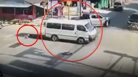 อันตราย! โซเชียลวิจารณ์สนั่น รถตู้เก่าทำเด็ก นร.หล่นตุบกลางสี่แยก