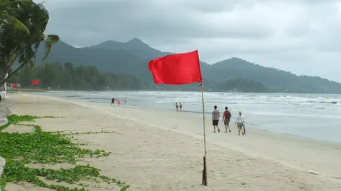 เกาะช้าง ปักธงแดงตลอดแนวหาด เตือน นทท.! ห้ามเล่นน้ำทะเลช่วงมรสุม
