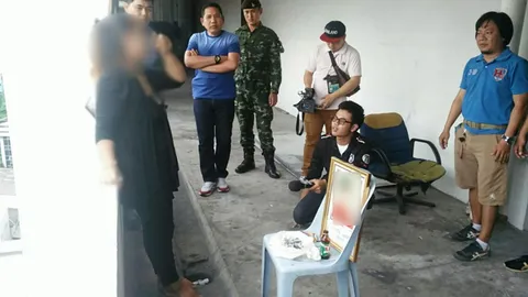 สาวใหญ่บุกช่อง 3 ใช้มีดจี้คอขอความเป็นธรรม คดีลูกชายถูกฆ่าตายไม่คืบ 