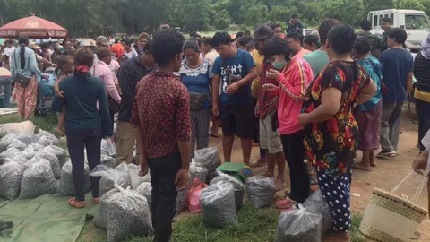 ด่านช่องอานม้าไทย-กัมพูชาคึกคัก! พ่อค้า-แม่ค้า แห่ซื้อเห็ดเผาะโลละ 100