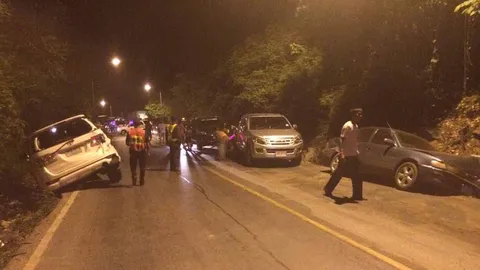 สิบล้อบรรทุกข้าวสาร ลงเขาช่องตะโก เบรกแตก ชนดะกระบะ-เก๋ง 10 คัน เจ็บ 7