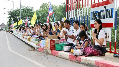 ตักบาตรสองแผ่นดิน สานสัมพันธ์ไทย-ลาว