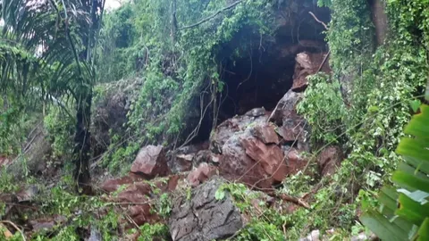 ฝนกระหน่ำพังงา! เขาหินช้างถล่ม-น้ำเซาะถนน ชาวบ้านขนทรายกันน้ำ