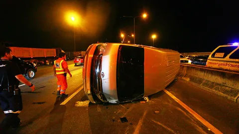 เร่งเครื่องแซงไม่พ้น ตู้หักหลบพลิกคว่ำ วงแหวนกาญจนาฯ เจ็บ 9