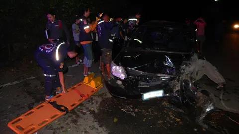 หนุ่มราชบุรีซิ่งเก๋งหลุดโค้งพุ่งชนต้นไม้คอหักดับคาที่