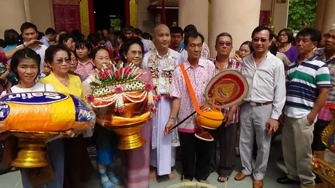 งานบวชสุดตื๊ด! ลูกชายร้านเครื่องไฟฟ้าอ่างทอง โปรยทานไฮโซ-ลิเก'ไชยา'