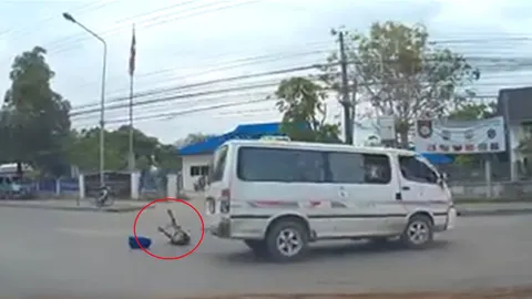 ด่าสนั่น นร.ตกรถตู้! ด.ญ.4ขวบหล่นตุ้บ ยังดีลุกวิ่งได้ (ชมคลิป)