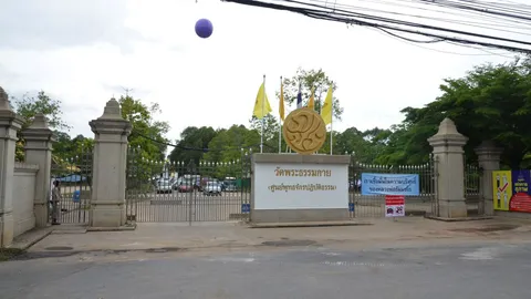 'ธรรมกาย' ผ่อนคลาย! ถอยแบ็กโฮออก แต่ลูกศิษย์ยังตรึงรถหน้าโบสถ์