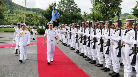 'ราชนาวีไทย' สวนสนามเรือกรรเชียง สืบสานประเพณีตะหานน้ำ
