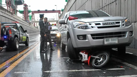 ฝนตกถนนลื่นจยย.ล้ม แม่สาหัสลูกอนุบาลดับ อีกรายเมาขับทับสยอง
