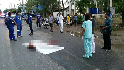 เก๋งซิ่งชนพระดับ สาวใหญ่เจ็บระหว่างข้ามถนน ก่อนหลบหนีใน จ.กาญจนบุรี