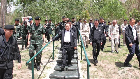 'ประวิตร' ลงพื้นที่บ้านพุน้ำร้อน ติดตามความมั่นคง-เขต ศก.พิเศษ