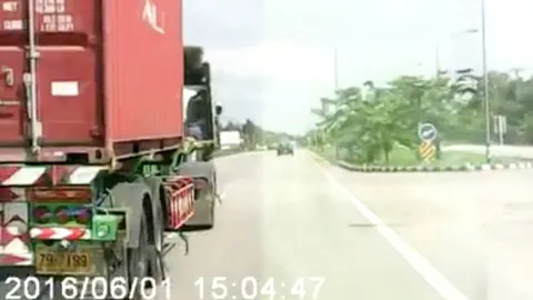 หัวใจแทบวาย! นาทีชีวิตรถ 18 ล้อจอมตบ เบียดรถตู้ตกเกาะกลาง (ชมคลิป)