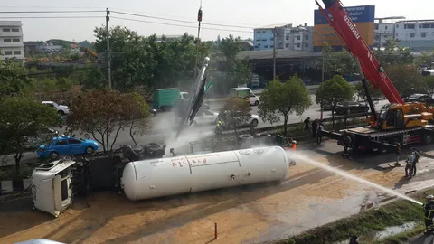 ระทึก! รถแก๊สพลิกคว่ำกลางถนนบรมราชชนนีขาออก เจ็บ 1  