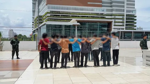 เปิดเทอมเริ่มเปิดศึก จับ 18 นร.อาชีวะไล่ตีกัน ยึดมีดดาบ 20 เล่ม