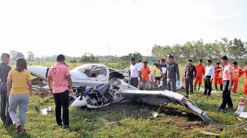 ม.นครพนม สั่งงดฝึกบิน! รอผลสอบเครื่องตกตาย 3 ศพ-เฝ้าซาก 24 ชม.