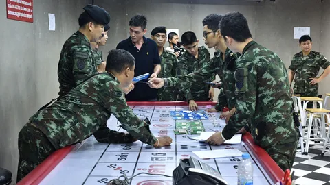 ทหาร-ตร. ทลายบ่อนไฮโลย่านสุทธิสาร เปิดร้านชำบังหน้า นักพนันไหวตัวหนี