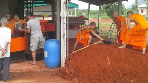 พระทำของจริง! หลวงพ่อไม่รอโยม พาพระเณรปั๊มอิฐสร้างกำแพงเอง 