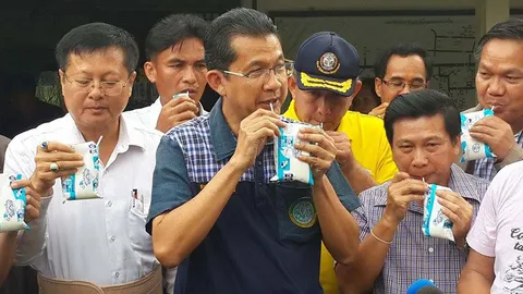 ปลัด กษ. โชว์ดื่มนมโรงเรียนขอนแก่น ผลตรวจน้ำนมเบื้องต้นไม่ผิดปกติ