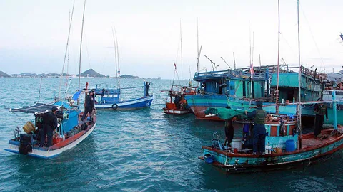ทร.ภาค 1 จับเรือประมงไทย 7 ลำ จ้างไต้ก๋งเขมรคุมงาน 