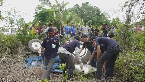 หนุ่มเมืองโอ่งดวงกุด ซิ่งรถไถแหกโค้ง พลิกตกคูทับทั้งร่างดับคาที่