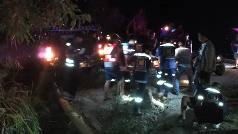 กระบะขนคนงานเวทีคอนเสิร์ตขึ้นเชียงใหม่ ชนต้นไม้หัก 2 ต้น เจ็บ 9 ดับ 1