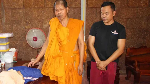 งูกัดก้น! เฉียดเจ้าโลก โผล่คอห่านงับ หนุ่มบางสะพาน วิ่งแจ้นหาพระรีดพิษ