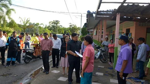 พายุฝนถล่มพัทลุง ร.ร.เสียหายหนัก นร.ถูกประตูหนีบเจ็บ 1 ปิดซ่อมแซม