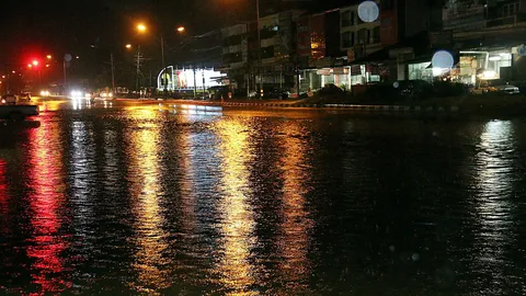 สัตหีบฝนตกหนัก-ลมแรง ส่งผลน้ำท่วมขัง ต้นไม้ล้มขวางทาง