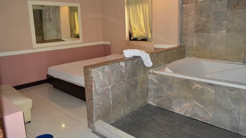 จับอาบอบนวด 'นาตารี' รัชดาฯ ค้ากามต่างด้าว เจอบัญชีส่วย!