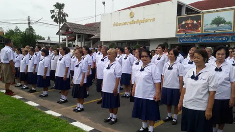 เป็นเด็กอีกครั้ง! ผู้เฒ่าแต่งชุดนักเรียน เข้าโรงเรียนสูงวัย เมืองอุบลฯ