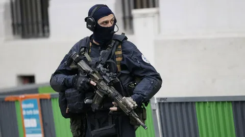 2 โจรปล้นร้านฟาสต์ฟู้ดดังในฝรั่งเศส ไม่รู้มี 11ตร.หน่วยพิเศษอยู่ในร้าน