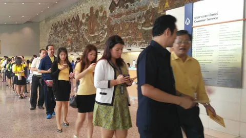 ปชช. แห่ซื้อธนบัตรที่ระลึก เฉลิมพระเกียรติในหลวง ครองราชย์ 70 ปี