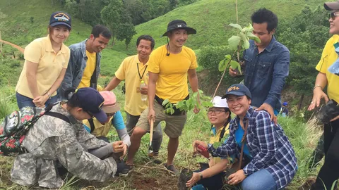 "โจอี้บอย-ดีเจสุหฤท" แท็กทีมประชาชนร่วมปลูกป่าถวายพ่อหลวงที่ จ.น่าน