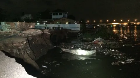 ลานดินริมเขื่อนถล่ม! หน้าวัดไทรม้าเหนือ นนทบุรี รถตู้จมหาย