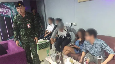 ทหารค้น ‘มาดามคลับ’ บาร์เกย์ขอนแก่น เปิดยันเช้า จับหนุ่มฉี่ม่วง 4 คน  