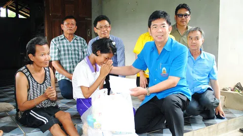 พ่อเมืองสุโขทัย รุดเยี่ยม-ช่วยเหลือ ด.ญ.ยอดกตัญญู ดูแลแม่ป่วยอัมพฤกษ์