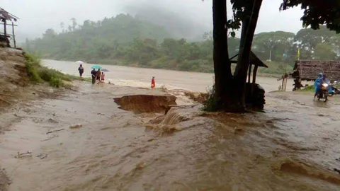ฝนถล่มชายแดนไทย-เมียนมา! เฝ้าระวัง 'น้ำเมย' ไหลท่วมถนน-บ้านเรือน