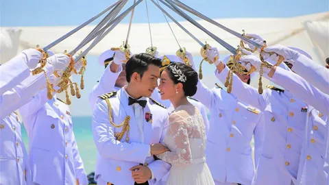 อั้ม ควง นุ่น ลอดซุ้มกระบี่ เข้าพิธีวิวาห์สุดอลังการ