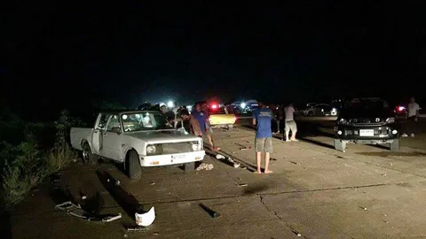 นักซิ่งประลองความเร็วข้างสนามแข่ง กระบะเสียหลักพุ่งชนคนตาย 1 เจ็บ 6