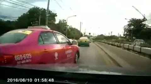 ไม่สนเสียงแตร! สาวร้องแท็กซี่เปลี่ยนเลนตัดหน้า หักพวงมาลัยมาชน (ชมคลิป)