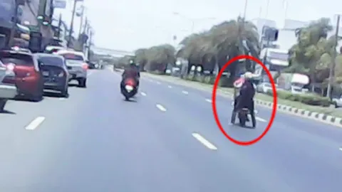 สายแว้นต้องดู! คลิปวัยรุ่นขี่มอเตอร์ไซค์ยกล้อ คนซ้อนหงายหลังล้ม