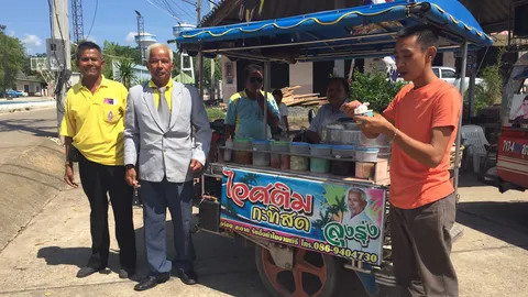 ลุงวัย 67ไอเดียเก๋ ใส่สูทผูกไทตระเวนขายไอศกรีมลูกค้าถูกใจอุดหนุนทุกวัน