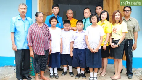 เมตตาธรรม! เจ้าคณะ จ.สุโขทัย ยกที่ดิน-หาทุนสร้างบ้านให้ยายกับหลาน 6 คน